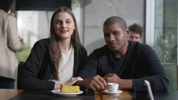 Kahve Dükkanında Oturan Mutlu Çift Restoranda Oturan Iki Kişi Kameraya — Stok video