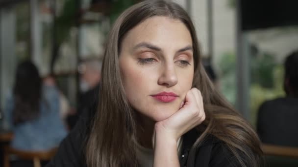 Portré Egy Elgondolkodtató Fiatal Nőről Kávézóban Meditatív Lány Években Álmodozott — Stock videók