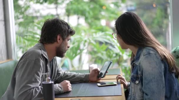 Couple Franc Assis Café Regardant Écran Appareil Smartphone Homme Femme — Video