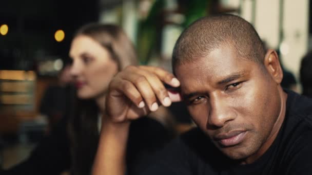Hombre Afroamericano Contemplativo Sentado Una Cafetería Pensando Vida Hombre Negro — Vídeos de Stock