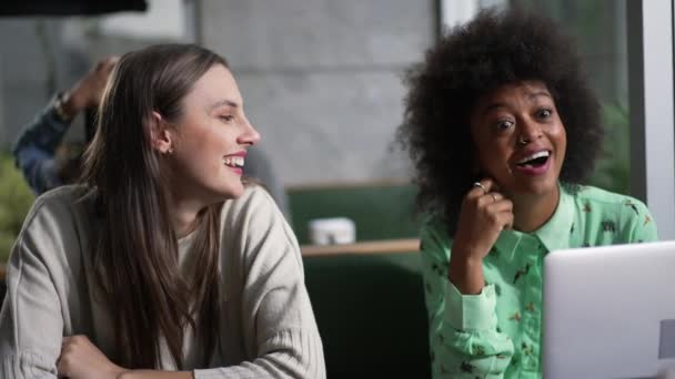 Молодые Разнообразные Друзья Смеялись Улыбались Сидя Кафе Женщины Подлинной Реальной — стоковое видео