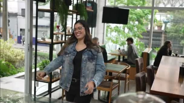 Joven Recoge Café Barista Restaurante Cafetería Lugar Feliz Cliente Recogiendo — Vídeos de Stock