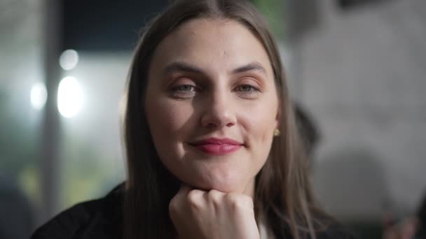 Portrait Une Jeune Femme Positive Souriant Caméra Gros Plan Visage — Video