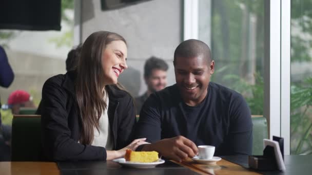 Olika Parinteraktioner Sittande Caféet Två Personer Samtal Caférestaurangen — Stockvideo