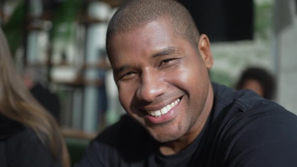 Afrikansk Amerikansk Man Porträtt Ansikte Ler Mot Kameran Karismatisk Svart — Stockvideo