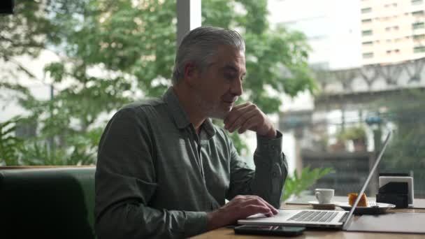 Hombre Mediana Edad Trabajando Cafetería Frente Computadora Portátil Persona Mayor — Vídeos de Stock