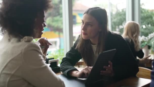 Deux Jeunes Femmes Regardant Écran Tablette Assis Café Personne Montrant — Video