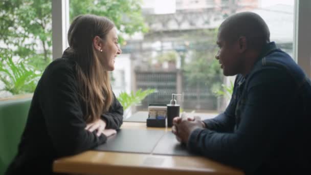 Ρομαντικό Ζευγάρι Στο Τραπεζάκι Της Καφετέριας Μιλάει Δύο Διαφορετικοί Άνθρωποι — Αρχείο Βίντεο