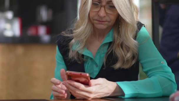 Femme Âgée Utilisant Téléphone Intérieur Café Femme Affaires Cadre Supérieur — Video