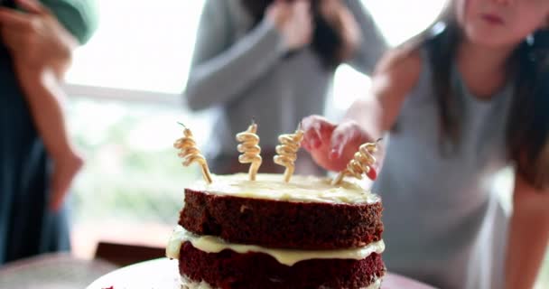 Zbliżenie Tortu Urodzinowego Dziecko Zdejmujące Świeczkę Rocznicy Ciasta — Wideo stockowe