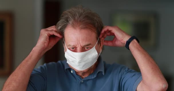 Senior Man Putting Face Mask Epidemic Outbreak Portrait Older Man — Αρχείο Βίντεο