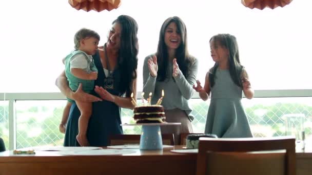 Sisters Standing Birthday Cake Celebrating Clapping Hands Siblings Family Anniversary — Stock Video