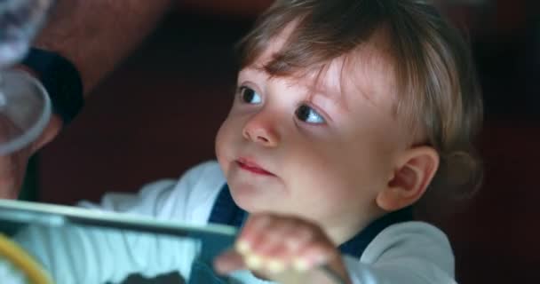 Однорічна Дитина Кінчиках Столу Тримається Стіл Малюк Малюк Захоплює Десертну — стокове відео