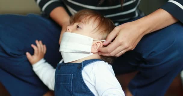 Parent Putting Face Mask Child Baby Mother Puts Preventive Surgical — Stockvideo