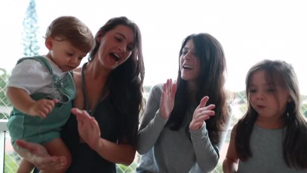 Rodzinne Świętowanie Rocznicy Rodzeństwo Rodzice Klaskający Dłońmi Tortem Urodzinowym Swobodnym — Wideo stockowe