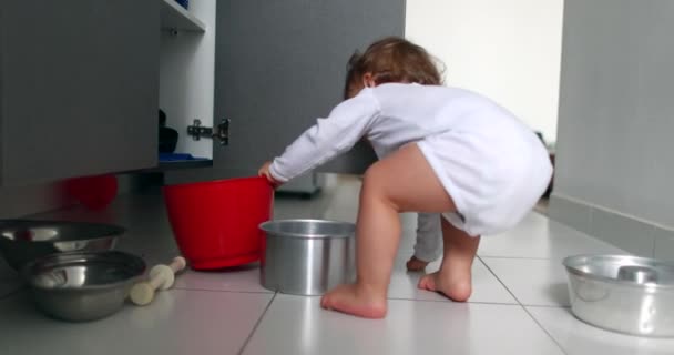 Baby Getting Kitchen Floor Baby Playing Kitchen Utilities Opening Closet — Stok video