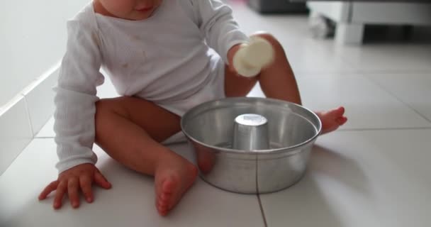 Baby Floor Playing Kitchen Utensils One Year Old Toddler Drumming — Stockvideo