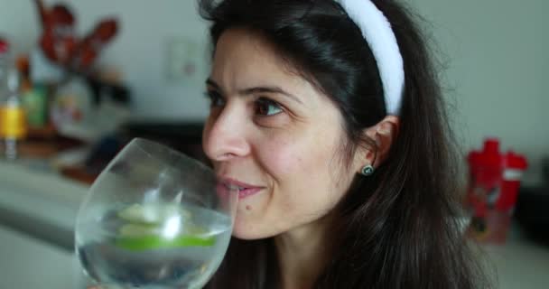 Tillfällig Kvinna Tar Klunk Gin Och Tonic Drink Kvinna Årsåldern — Stockvideo