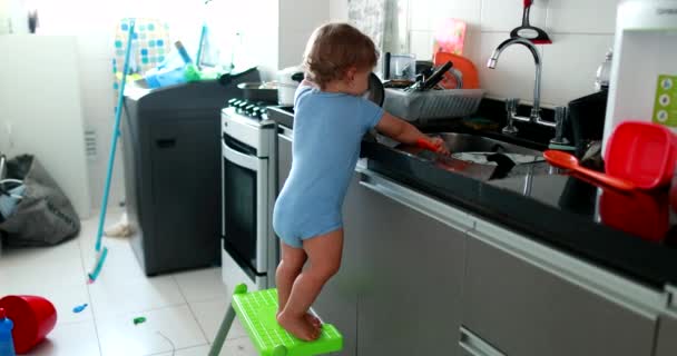 Baby Toddler Kitchen Sink Tiptoes Helping Houseold Child Boy Helping — Stockvideo