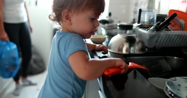 Baby Toddler Kitchen Sink Tiptoes Helping Houseold — 图库视频影像