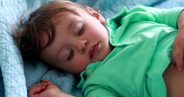 Дитина Спокійно Спить Однорічна Дитина Спить Другій Половині Дня — стокове відео