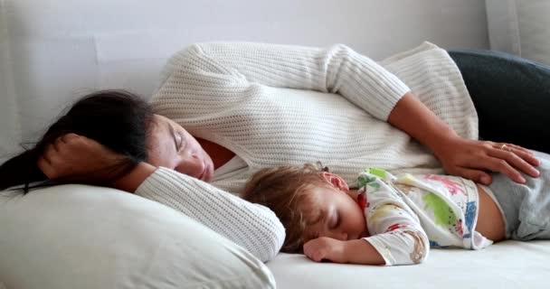Mother Sleeping Lying Sofa Baby — Vídeos de Stock