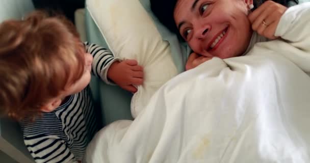 Mother Playing Peekaboo Baby Bed Sheets Woman Plays Infant Child — Wideo stockowe