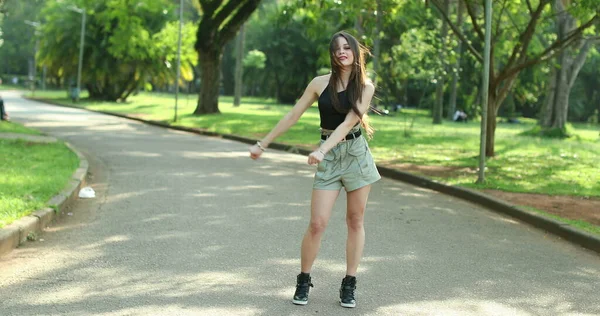 Feliz Mujer Joven Bailando Fuera Conmemoración Baile Hilo Dental —  Fotos de Stock