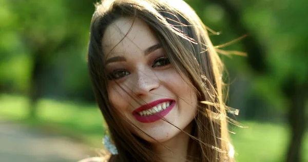 幸せなヒスパニックラティーナ若いですミレニアル女性で20代の笑顔で屋外公園 — ストック写真