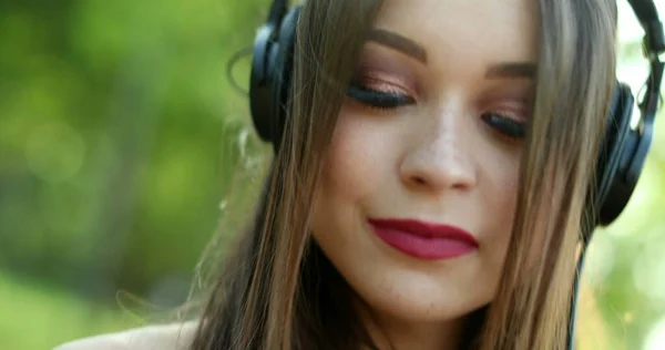 Chica Con Auriculares Escuchando Música Dispositivo Teléfono Inteligente Parque Aire — Foto de Stock