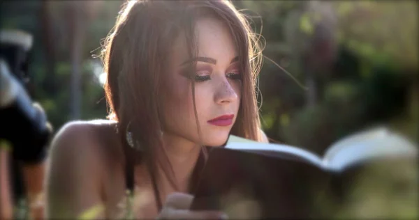 Chica Soñadora Leyendo Historia Romántica Parque Aire Libre Mujer Joven — Foto de Stock