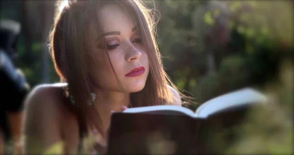 Chica Soñadora Leyendo Historia Romántica Parque Aire Libre Mujer Joven — Foto de Stock