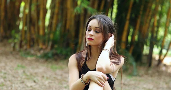 Contemplativo Jovem Milenar Sentado Fora Natureza Pensando — Fotografia de Stock