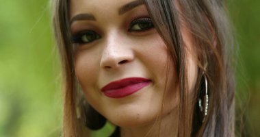 20 'li yaşlarda genç bir kız kameraya bakıyor, genç bir kadın yakın plan portresi.