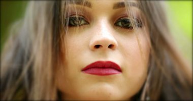 Milenyum kızı resmi kameraya bakıyor. 20 'li yaşlarda poz veren genç bir kadın.