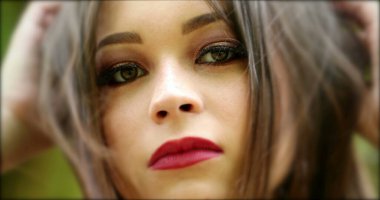 Milenyum kızı resmi kameraya bakıyor. 20 'li yaşlarda poz veren genç bir kadın.