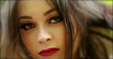 Milenyum kızı resmi kameraya bakıyor. 20 'li yaşlarda poz veren genç bir kadın.