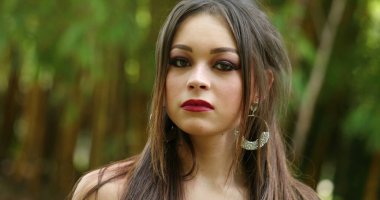 Latin Latin asıllı, yakın plan. Dışarıda kameraya bakıyor.