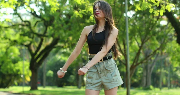 Millennial Fille Danse Fil Dentaire Danse Dans Parc Extérieur — Photo