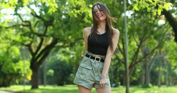 Millennial Girl Tanzt Seidentanz Outdoor Park — Stockfoto