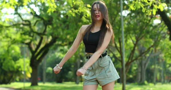 Milenial Chica Bailando Baile Hilo Dental Parque Aire Libre — Foto de Stock