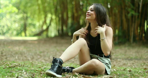 Chica Bonita Hispana Sentada Parque Ambiente Tranquilo —  Fotos de Stock