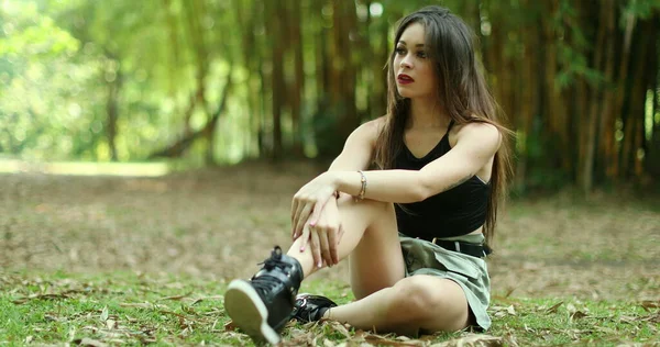 Menina Bonita Hispânica Sentada Parque Ambiente Tranquilo — Fotografia de Stock