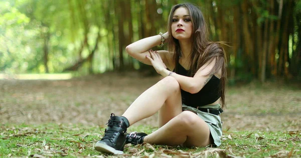 Spanyol Lány Ült Parkban Nevetve — Stock Fotó