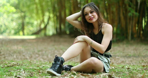 Chica Hispana Sentada Parque Riendo Sonriendo —  Fotos de Stock
