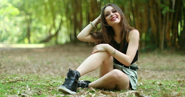 Chica Hispana Sentada Parque Riendo Sonriendo — Foto de Stock