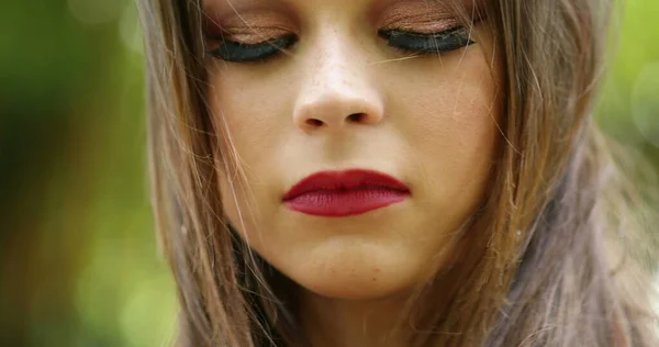 Ispanico Ragazza Faccia Regolazione Capelli Cercando Fotocamera Posa — Foto Stock