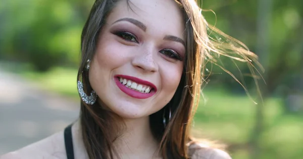 Feliz Retrato Mujer Joven Sonriendo Cámara Parque Aire Libre Millennial —  Fotos de Stock
