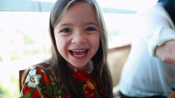 Дівчинка Усміхається Сміється Справжнє Життя Справжня Випадкова Щаслива Дитина — стокове відео