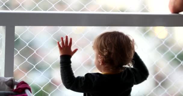 Dziecko Stoi Przy Oknie Patrzy Zewnątrz Mały Chłopiec Chce Wyjść — Wideo stockowe
